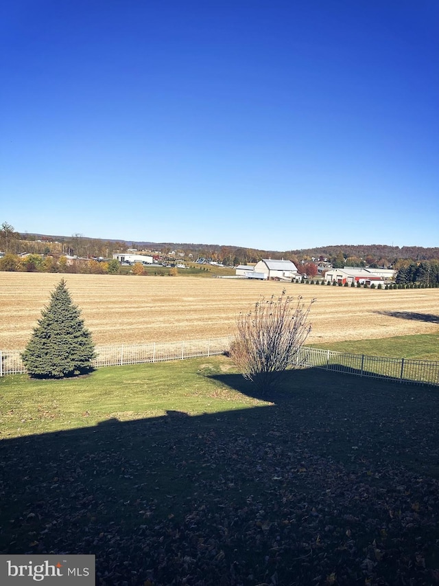 view of yard featuring a rural view