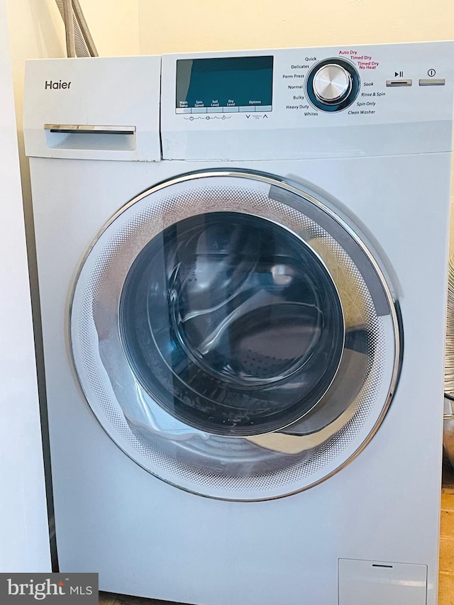 laundry room with washer / clothes dryer