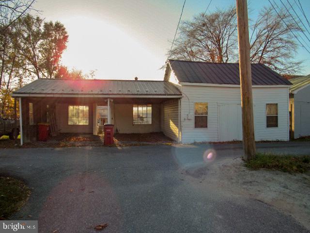 view of front facade featuring a porch