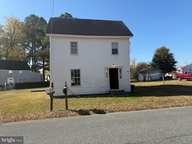 view of front of property featuring a front yard