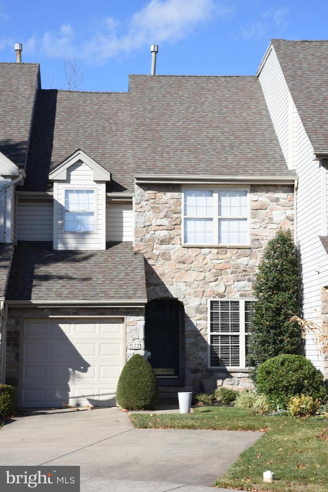 view of front of property featuring a garage