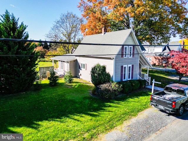 view of side of property featuring a lawn