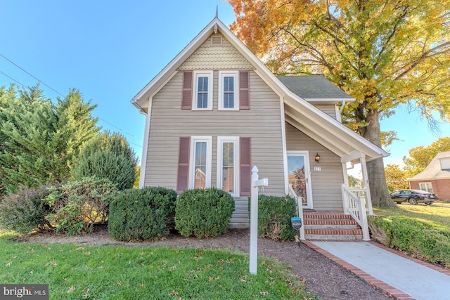 view of front of home featuring a front yard