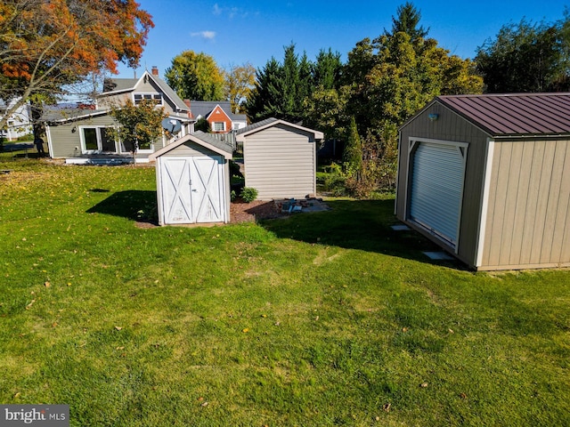 view of yard featuring a shed