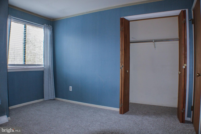 unfurnished bedroom with carpet flooring and a closet