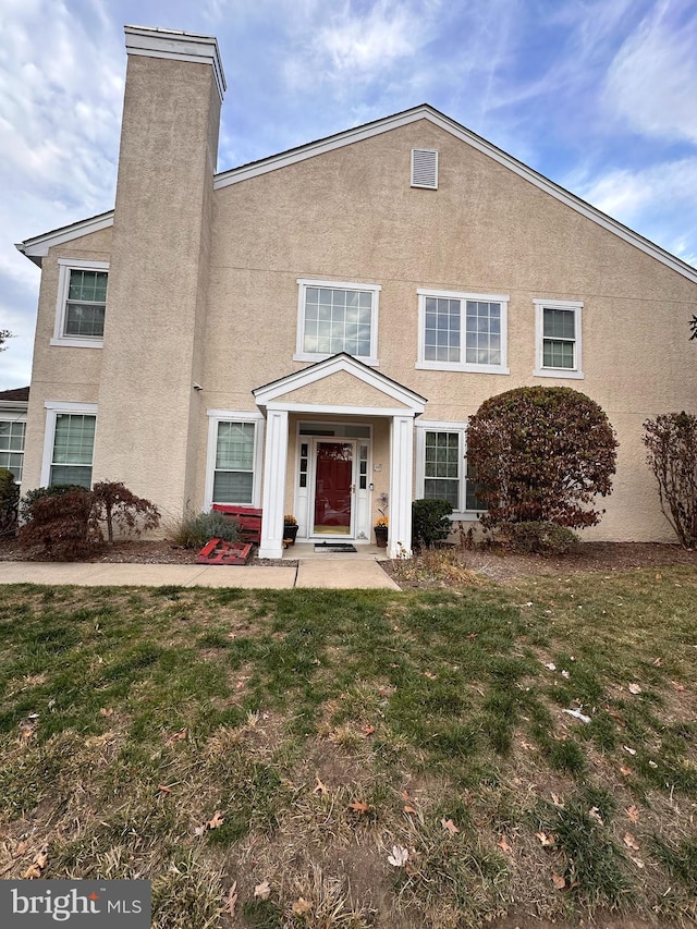 view of front of property featuring a front yard