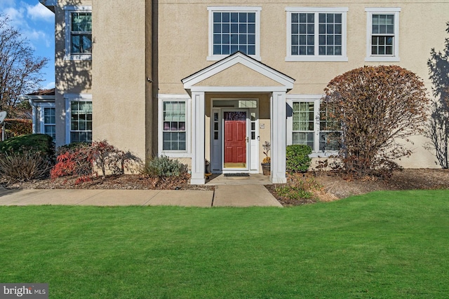 view of front facade with a front lawn