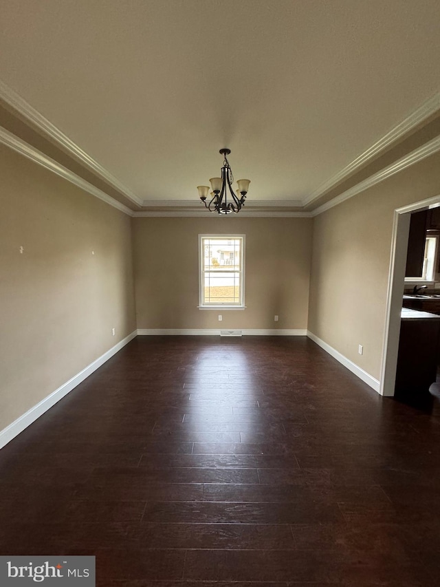 spare room with crown molding, a notable chandelier, sink, and dark hardwood / wood-style floors