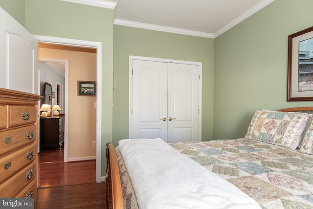 bedroom with ornamental molding, dark hardwood / wood-style floors, and a closet