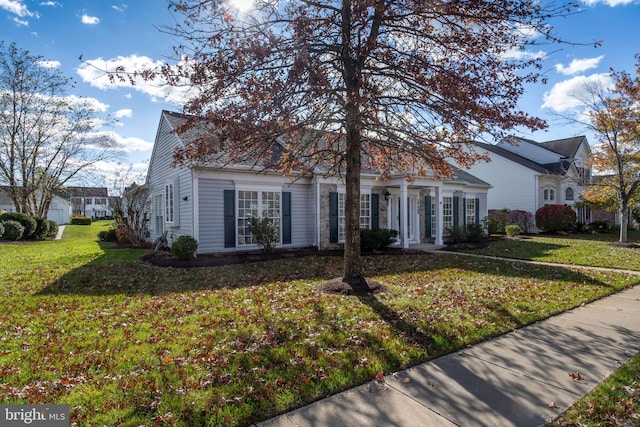 view of front of property featuring a front yard