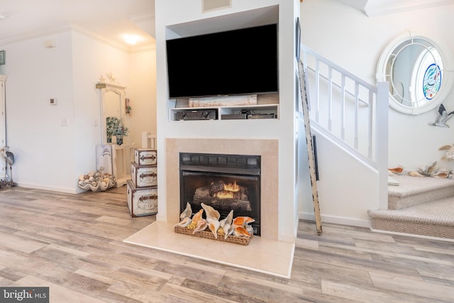 living room featuring ornamental molding and hardwood / wood-style floors