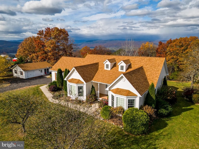 view of front of property featuring a front lawn