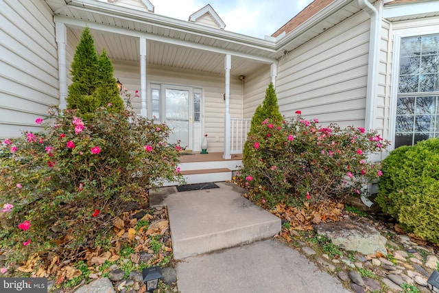 property entrance featuring a porch