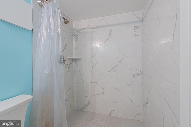 bathroom featuring toilet and curtained shower