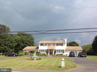 view of front of home with a front lawn