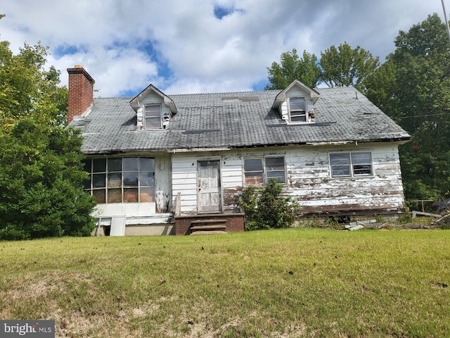 new england style home featuring a front yard