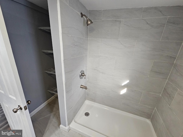 bathroom featuring tiled shower