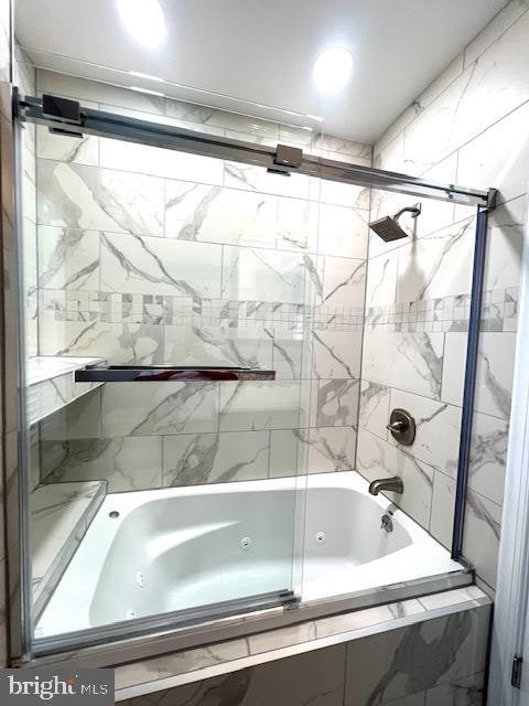 bathroom with combined bath / shower with glass door