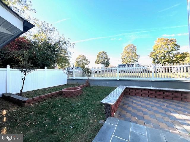 view of yard featuring a patio area