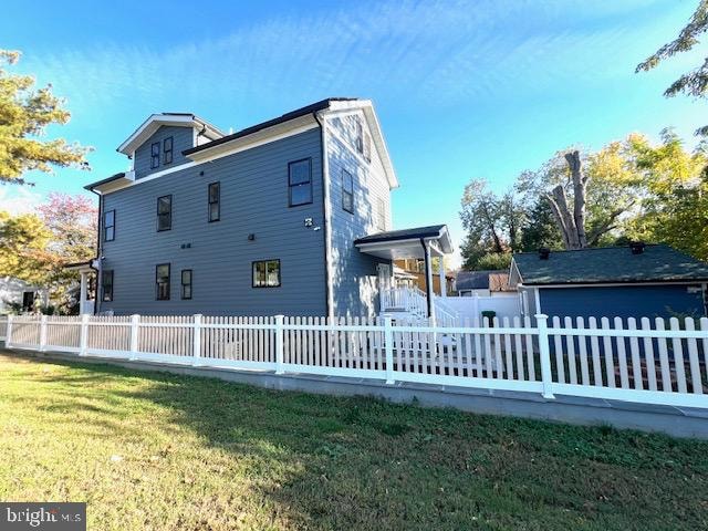 back of house featuring a yard