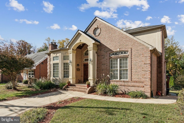 view of front of property with a front yard