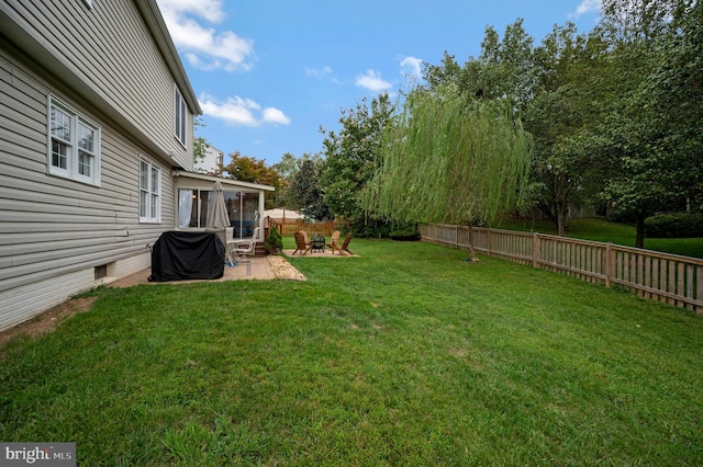 view of yard featuring a patio area