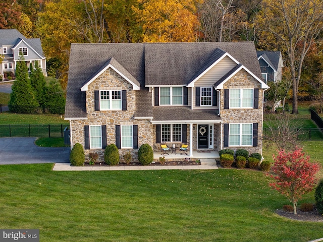 view of front facade featuring a front yard