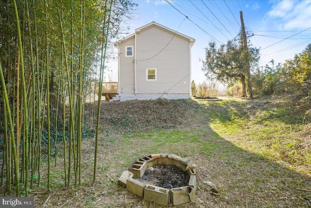 view of yard featuring an outdoor fire pit