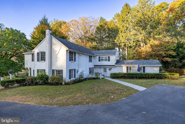 view of front of house with a front lawn