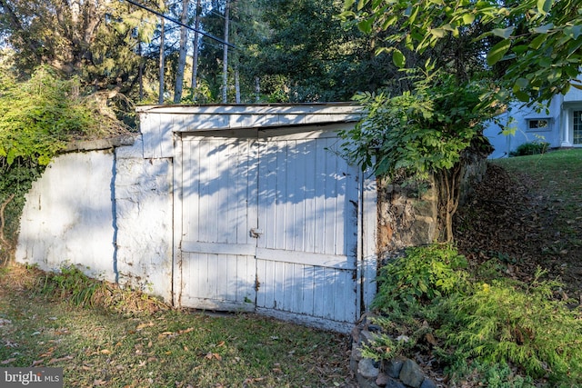 view of outdoor structure featuring a lawn