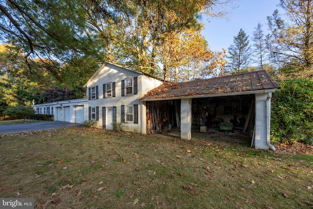 view of front facade with a front lawn