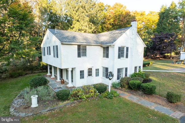 view of front facade with a front yard