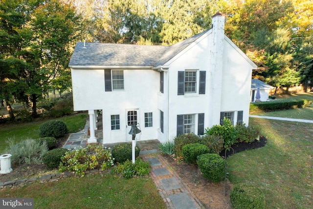 view of front of property featuring a front yard