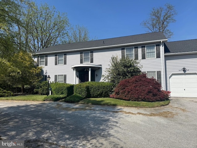 view of front facade with driveway