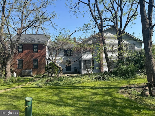 view of front of home featuring a front yard