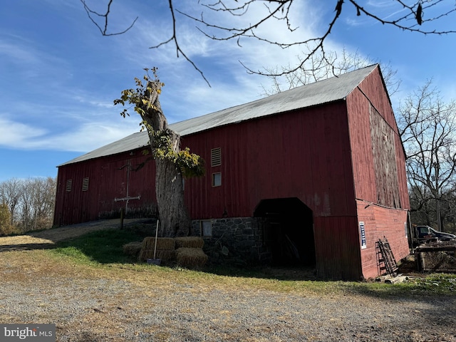 view of side of home featuring an outdoor structure