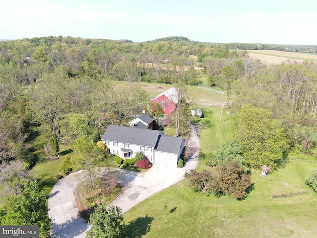 bird's eye view featuring a wooded view