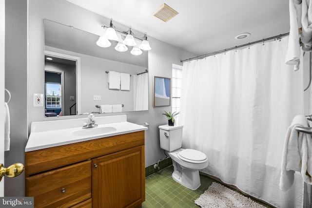 bathroom featuring a shower with shower curtain, vanity, and toilet