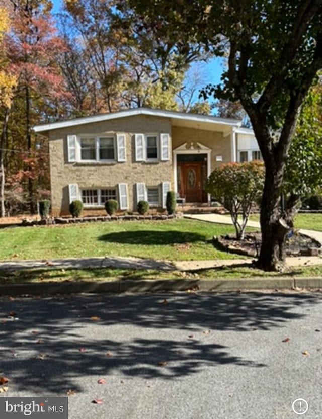 bi-level home featuring a front lawn