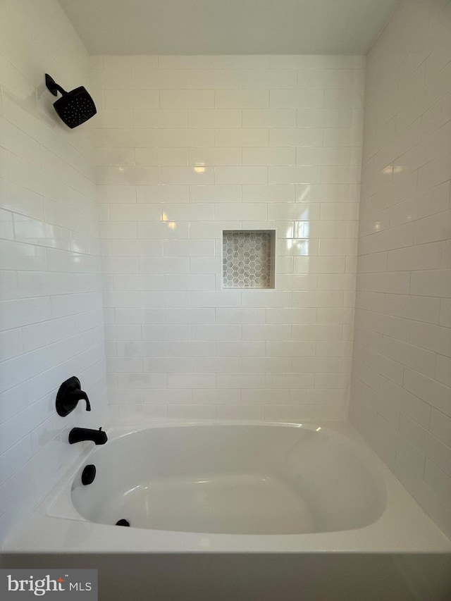 bathroom featuring tiled shower / bath combo