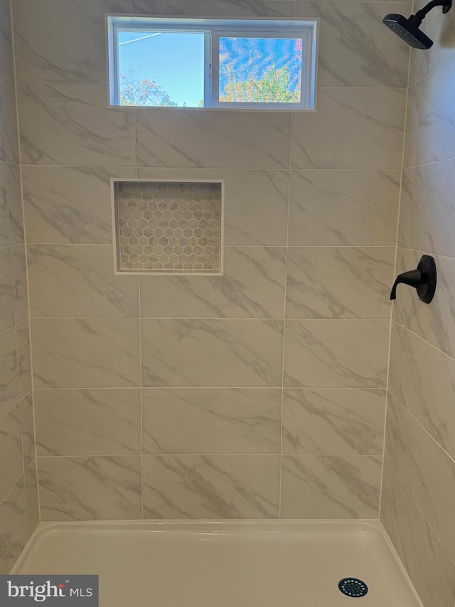 bathroom featuring a tile shower