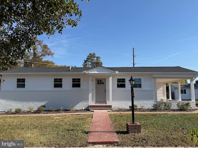 single story home featuring a front lawn