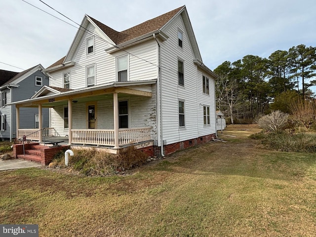 view of front of property featuring covered porch and a front lawn