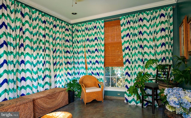 sitting room with crown molding