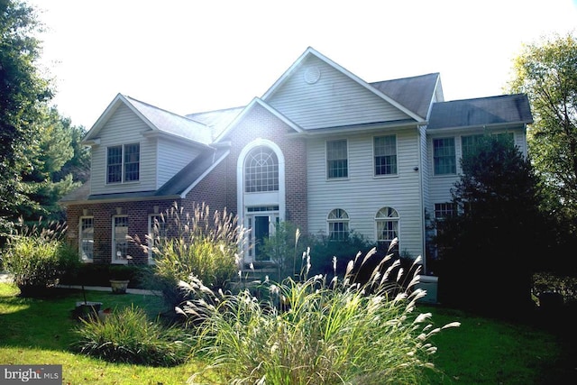 view of front of home with a front lawn