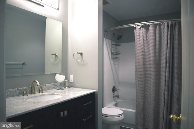 full bathroom featuring shower / tub combo with curtain, vanity, and toilet