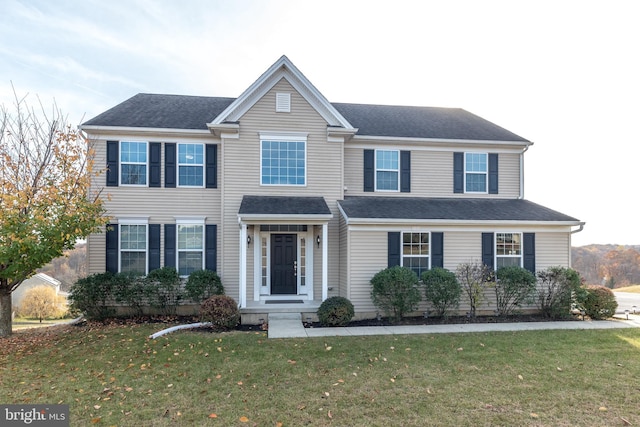 view of front of property featuring a front lawn