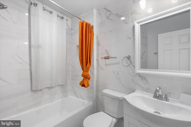 full bathroom with shower / bath combo with shower curtain, toilet, tile walls, decorative backsplash, and vanity