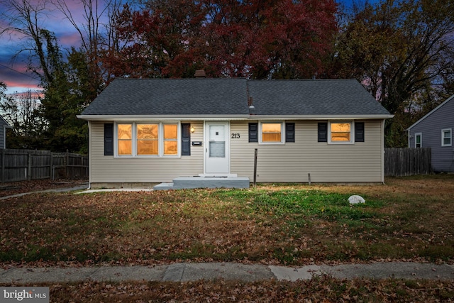 view of front of property featuring a yard