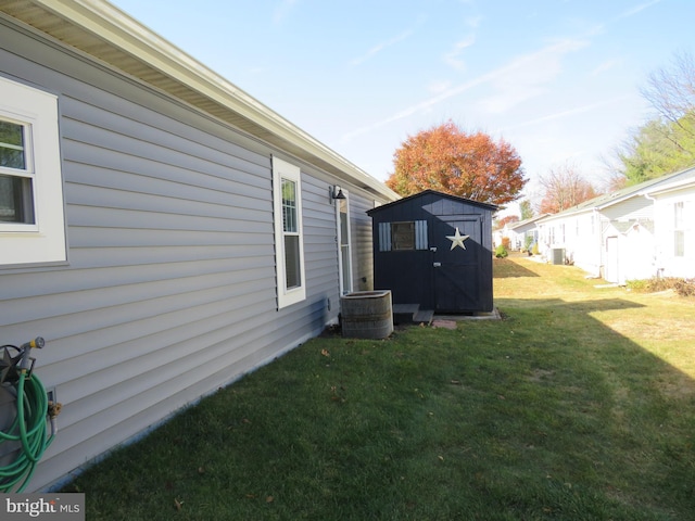 view of yard featuring a shed